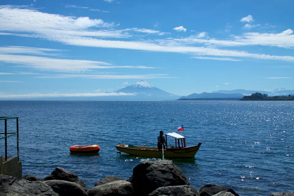 Cono nevado del volcán Osorno elevándose sobre las aguas del lago Llanquihue en la Región de Los Lagos.