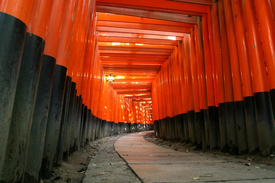 Túnel de miles de puertas torii rojas sagradas en el santuario Fushimi Inari-Taisha de Kioto, Japón.
