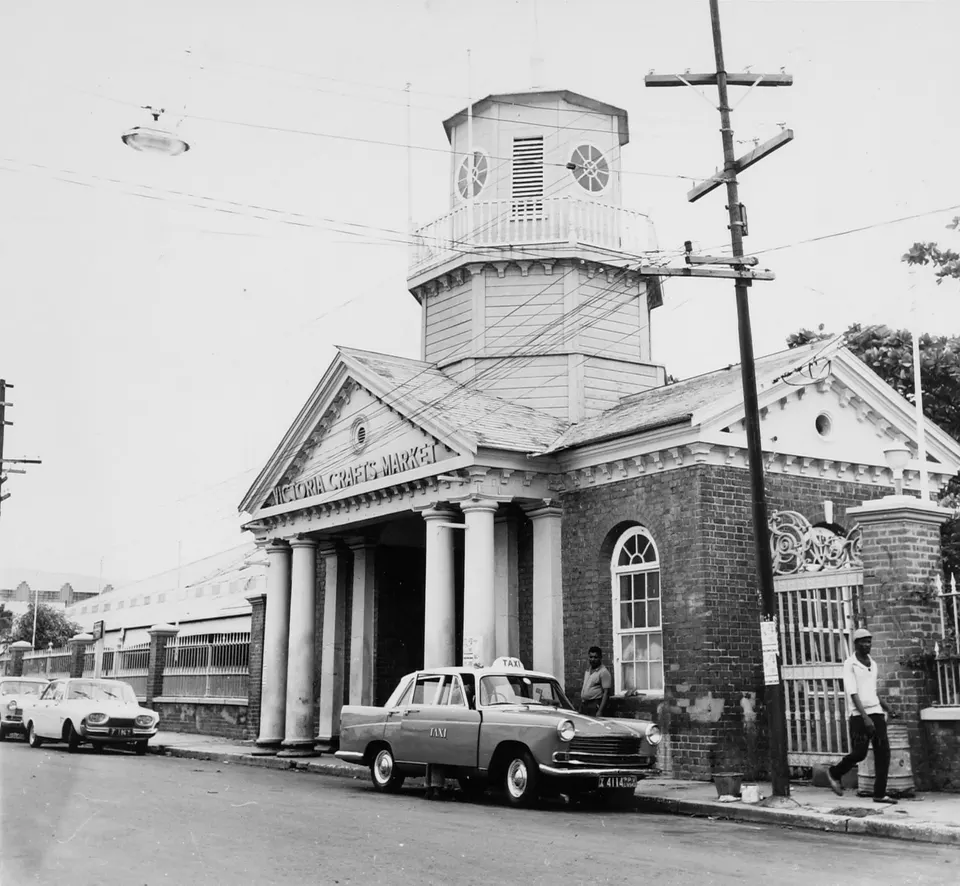 Fotografía histórica del Victoria Crafts Market en Jamaica.
