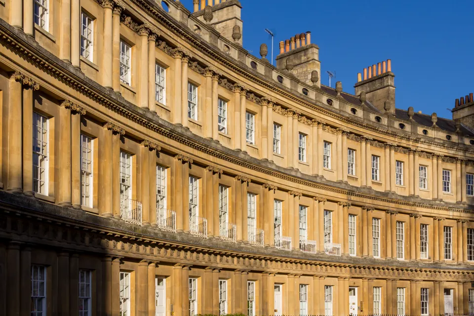 La curvatura georgiana del Royal Crescent y su parque frontal en Bath.