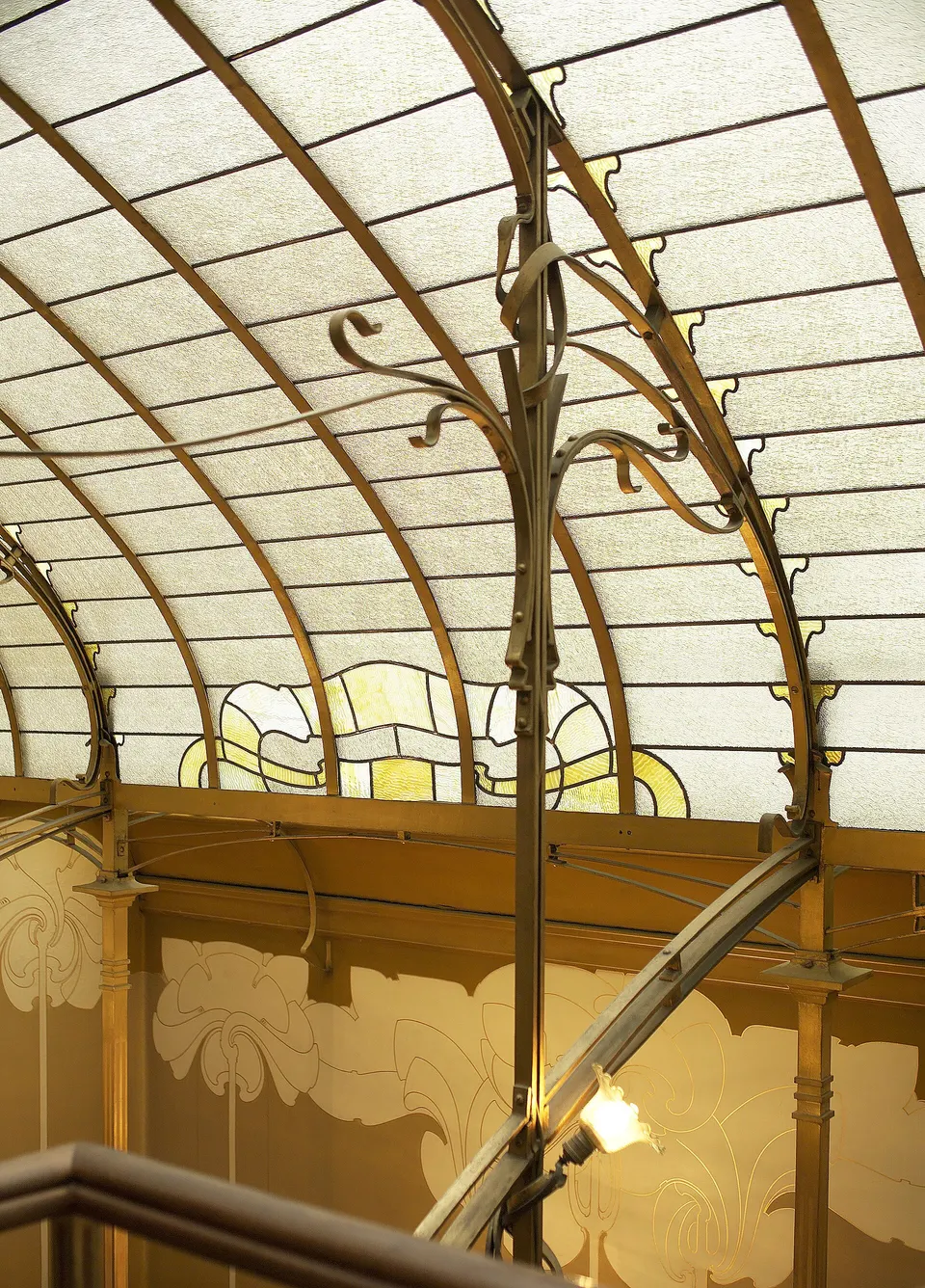 Escalera de hierro forjado y vidrieras Art Nouveau en la casa-museo de Victor Horta, en Bruselas.