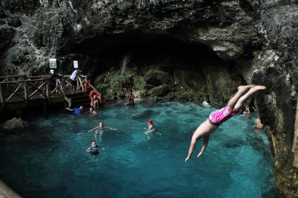 Visitantes en el Hoyo Azul de Punta Cana.