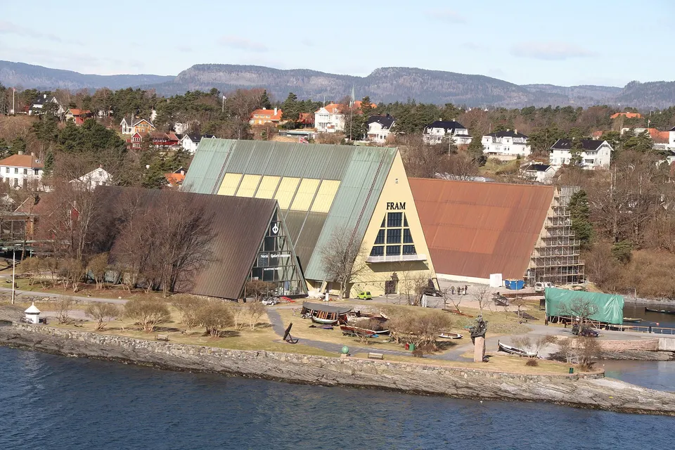 Edificio triangular del Museo Fram que custodia el histórico buque de expedición polar en Bygdøy.
