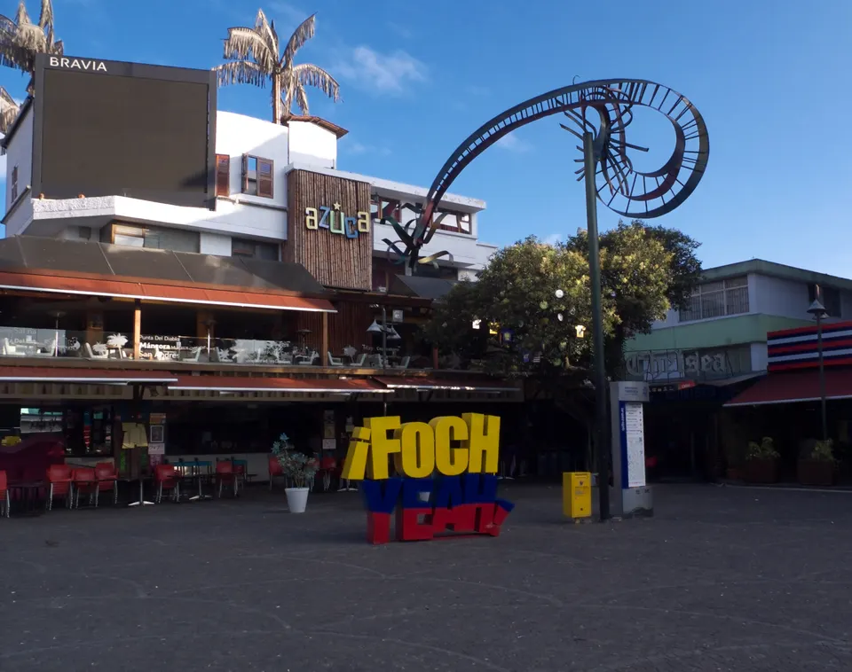 Plaza Quinde (La Mariscal), al amanecer. Esta plaza es conocida popularmente como Foch y se encuentra ubicada en el cruc en quito
