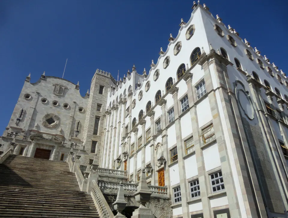 Monumentales escalinatas blancas y fachada neoclásica del edificio central de la Universidad de Guanajuato.