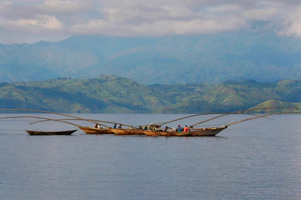 Embarcaciones tradicionales trimaranes amarradas en el lago Kivu para la pesca nocturna de sambaza.