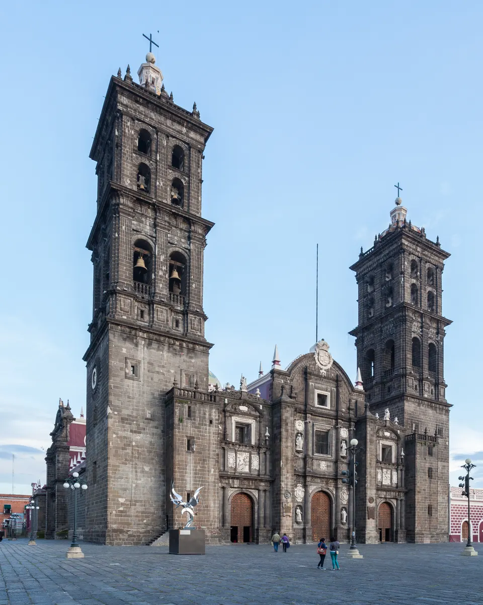 Detalle de las torres campanario de 73 metros de la Catedral Basílica de Nuestra Señora de la Inmaculada Concepción.