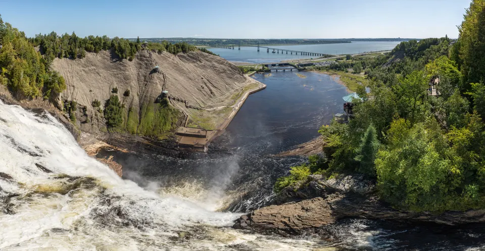 Imponente caída de agua de 83 metros de las cataratas de Montmorency con el puente colgante en la parte superior.
