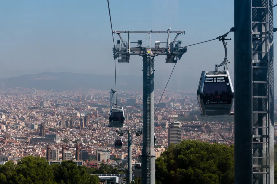 Vistas desde el teleférico de la montaña de Montjuïc en Barcelona.