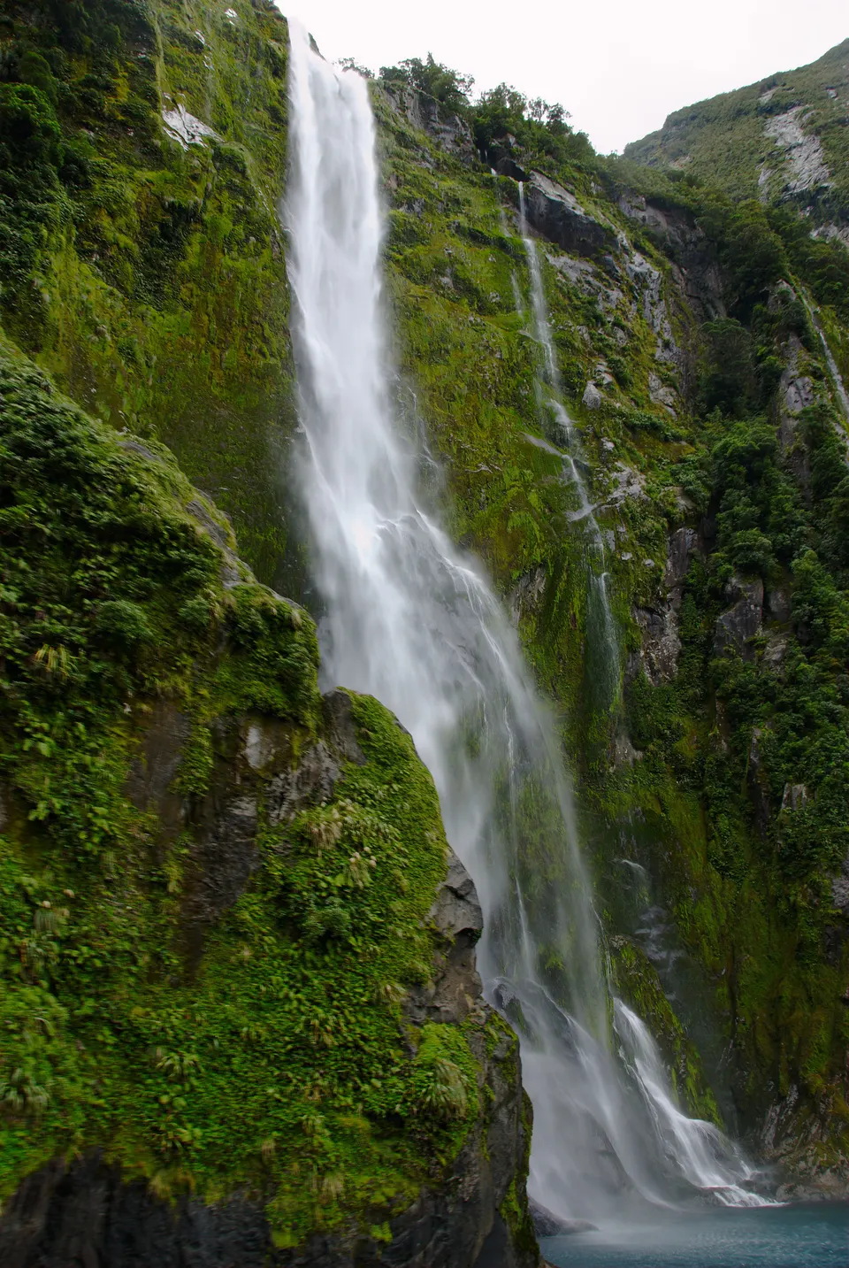 El barco de crucero aproximándose al torrente de agua cristalina de la cascada Stirling Falls.