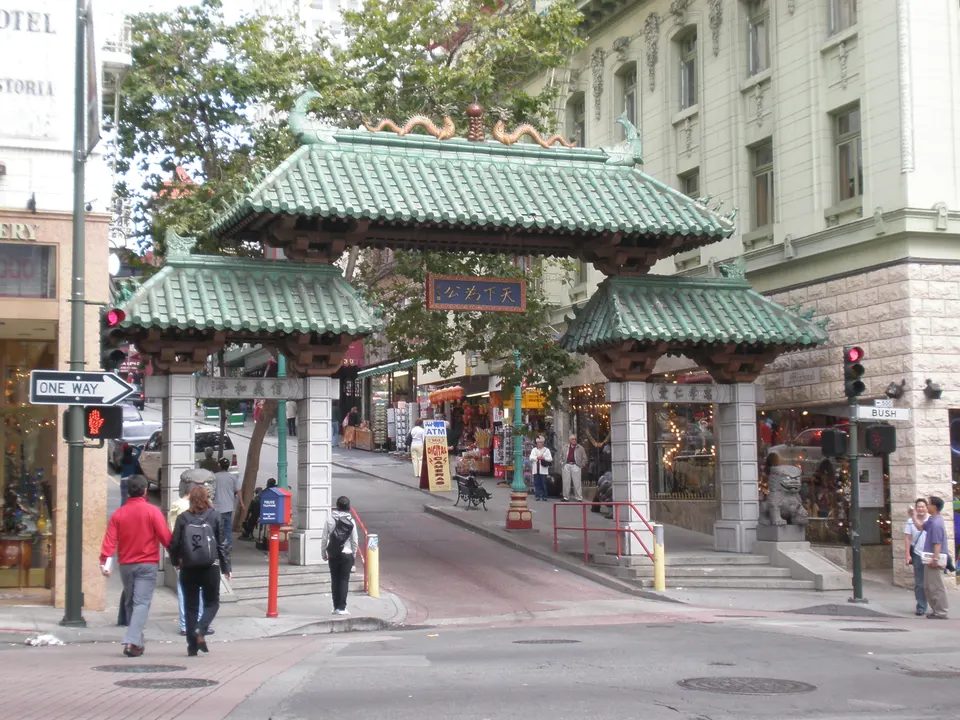 The Dragon Gate at Grant Avenue and Bush Street in Chinatown, San Francisco. en san-francisco