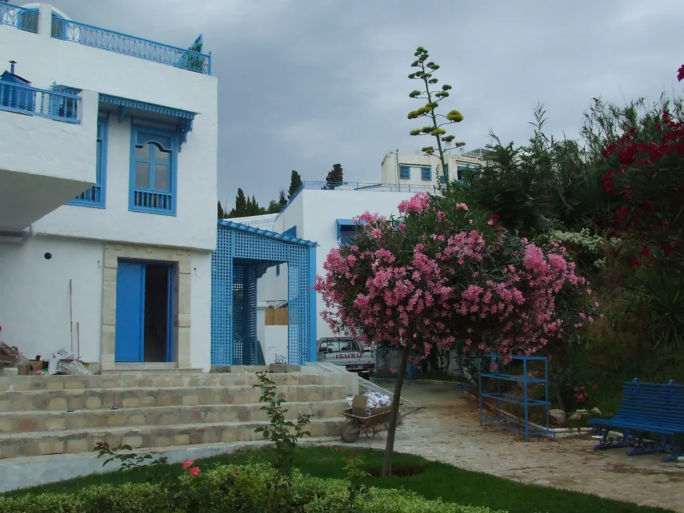 Pintoresca vista costera y celosías azules en el pueblo mediterráneo de Sidi Bou Said.