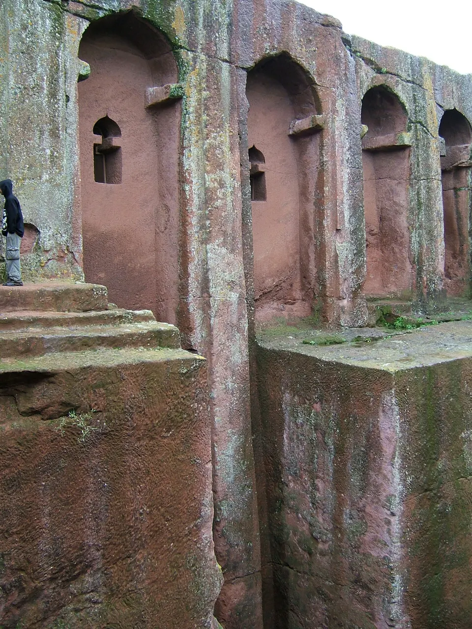 Paredes estratificadas de estilo arquitectónico axumita de la iglesia monolítica Bete Amanuel.