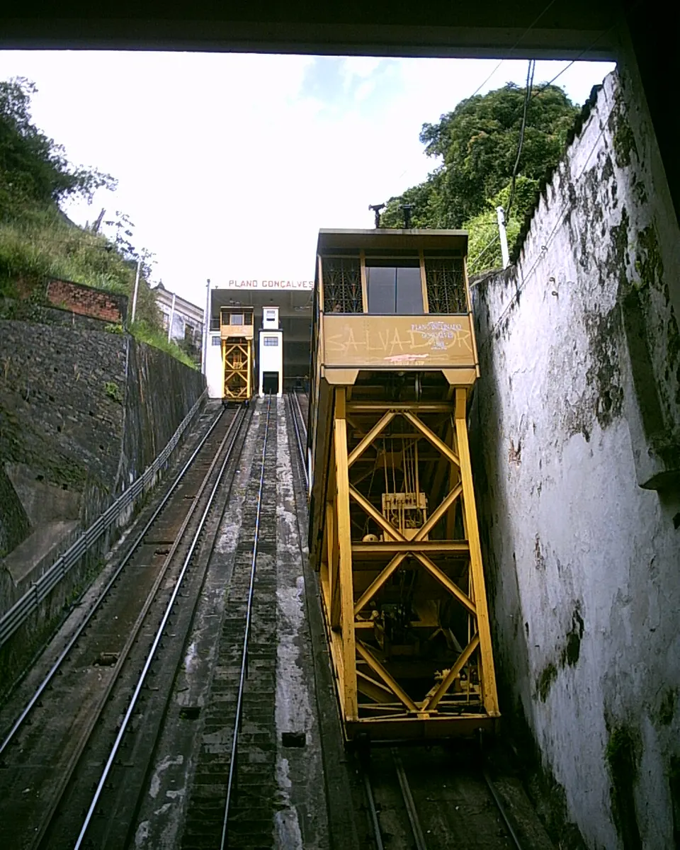 Funicular del Plano Inclinado Gonçalves transportando pasajeros entre la Cidade Baixa y la Cidade Alta en Salvador.
