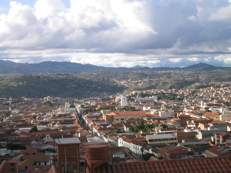 Vista panorámica de Sucre, la Ciudad Blanca de Bolivia, con sus campanarios coloniales.