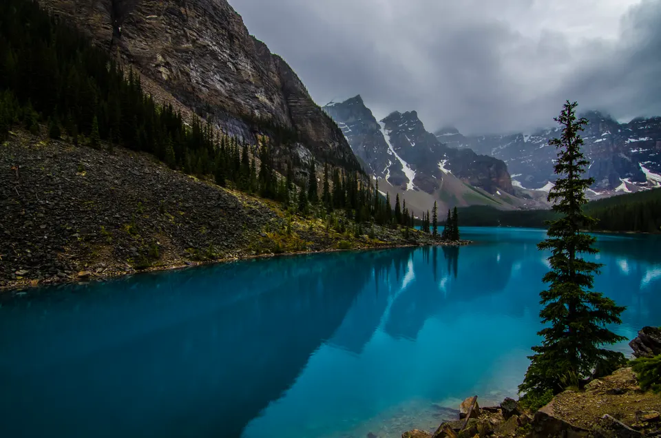 Panorámica de las cristalinas aguas turquesas del Lago Moraine y el Valle de los Diez Picos en el Parque Nacional Banff.