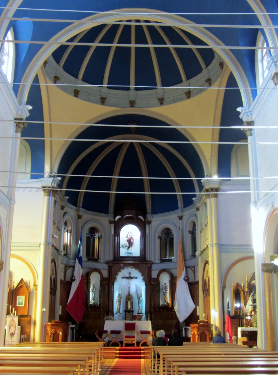 Fachada de la Iglesia del Sagrado Corazón de Jesús de Puerto Varas con sus torres rojas de estilo neorrománico alemán