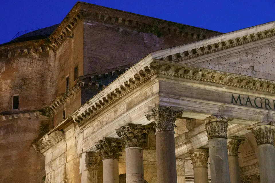 El pórtico de columnas del Panteón, con la cúpula asomando detrás.