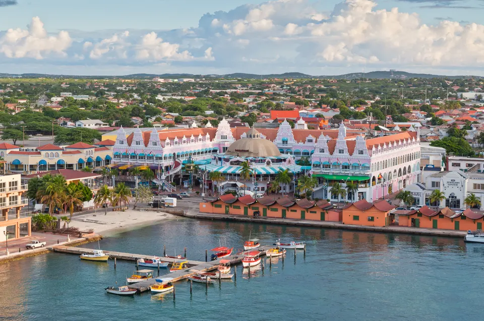 Vista aérea de los edificios coloridos del centro de Oranjestad.