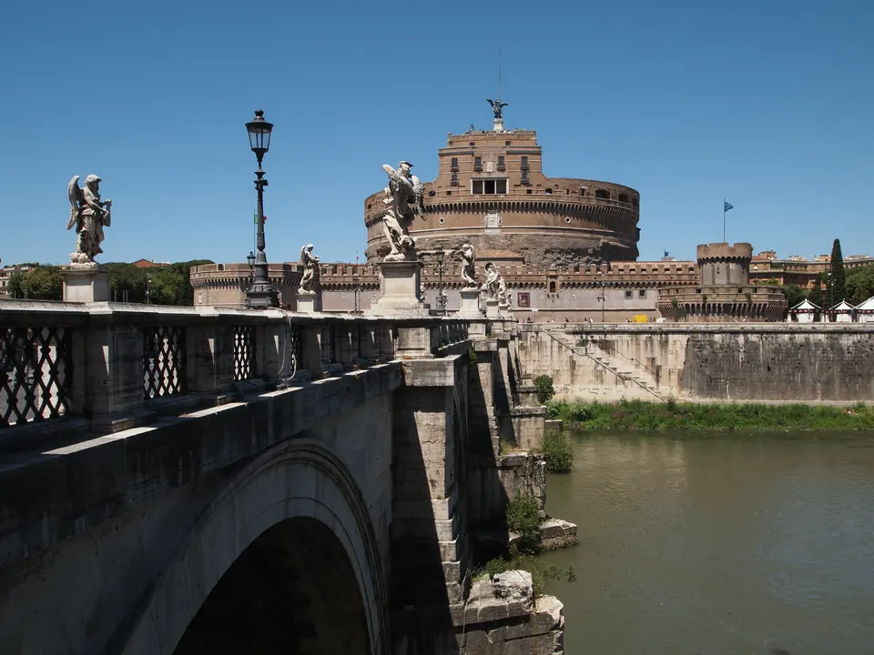 El Ponte Sant'Angelo, con las estatuas de ángeles de Bernini, frente al castillo.