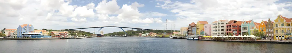 Vista panorámica de Otrobanda y Punda, en Willemstad, Curazao.