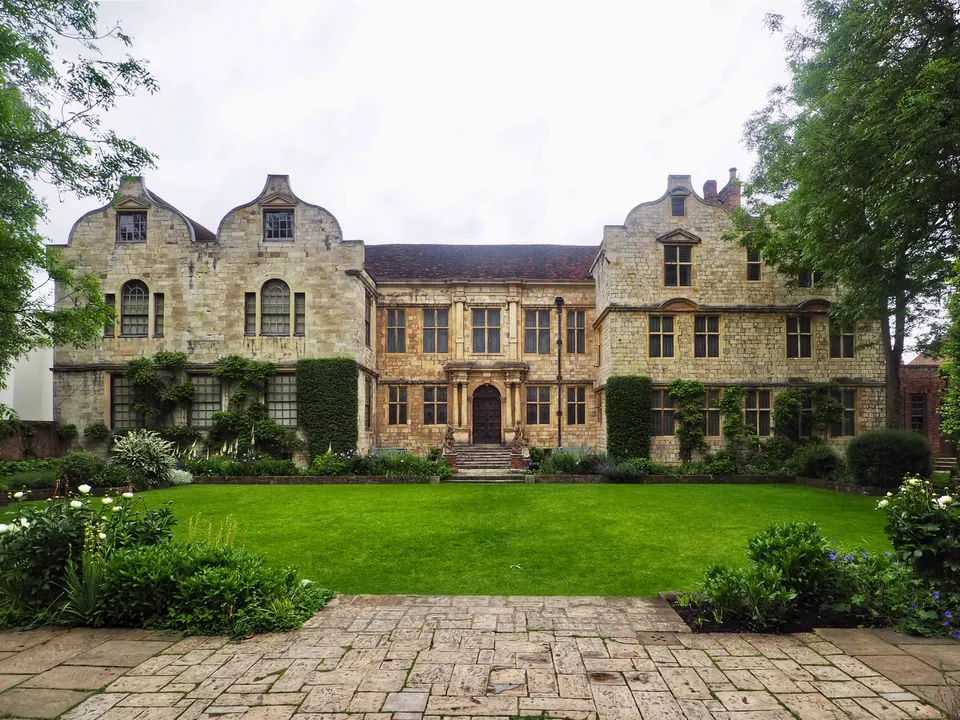 Fachada histórica y jardines de Treasurer's House junto a York Minster.