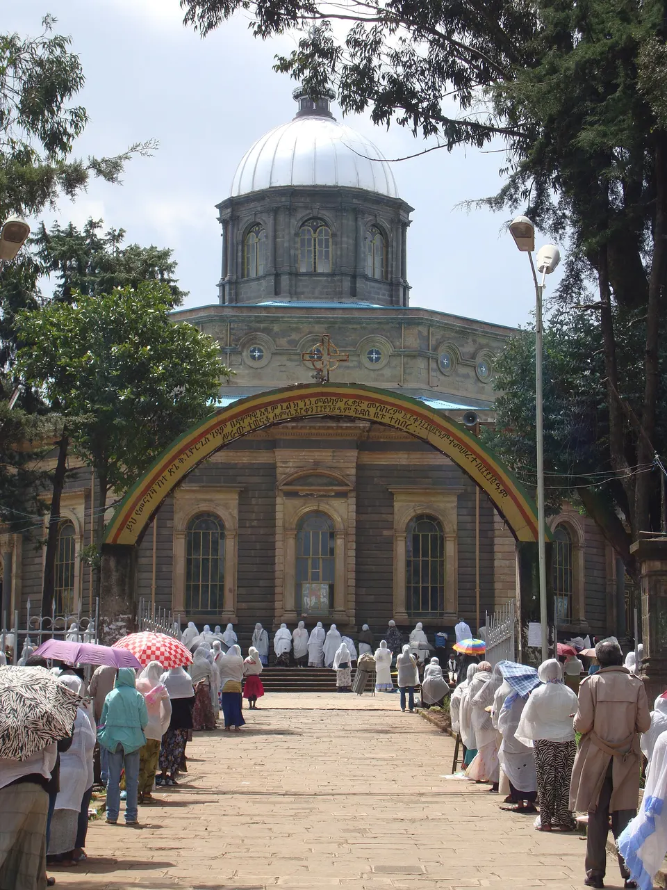 Arquitectura octogonal tradicional en piedra labrada de la Catedral de San Jorge en Addis Abeba.