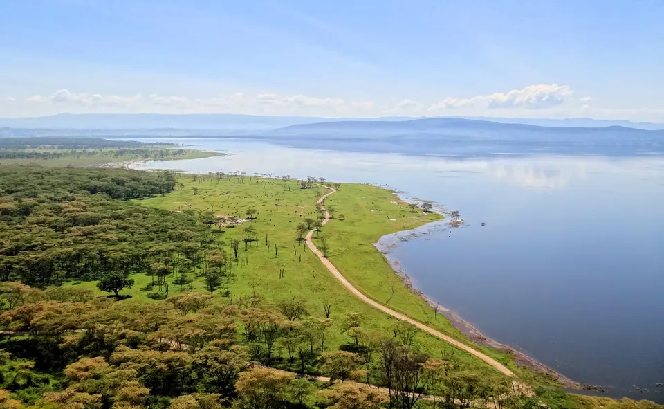 Vista panorámica del Lago Nakuru y el Valle del Rift desde el acantilado de Baboon Cliff.
