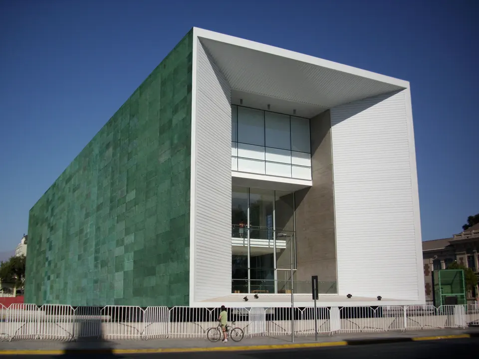 Estructura arquitectónica suspendida del Museo de la Memoria y los Derechos Humanos en Santiago.