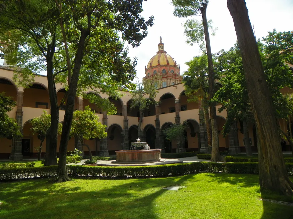 Claustro colonial con arcos de cantera del Centro Cultural Ignacio Ramírez El Nigromante.