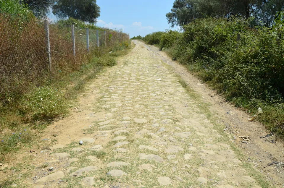 La Vía Egnacia cerca de Peqin, en la llanura de Elbasan.