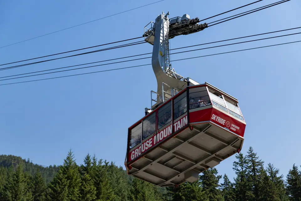 Cabina del teleférico Skyride ascendiendo hacia la cima alpina de Grouse Mountain en North Vancouver.