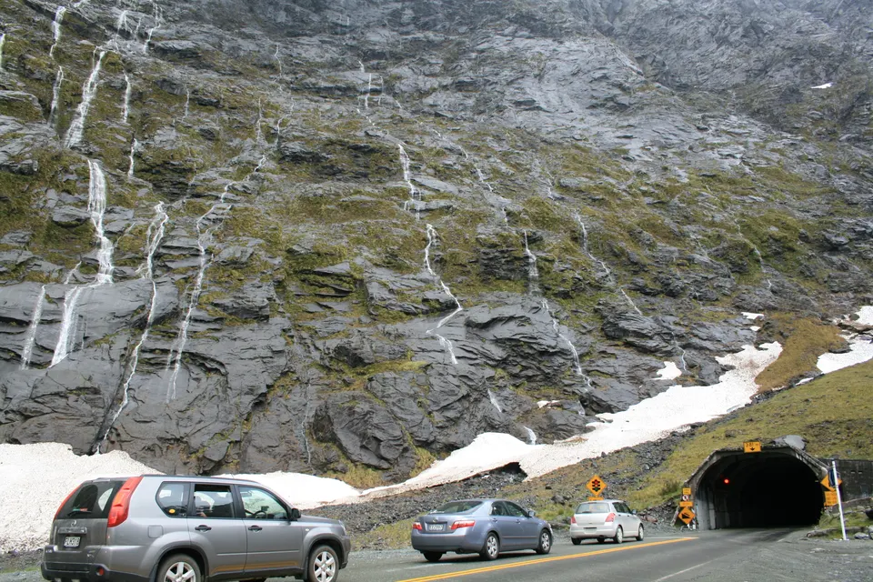 Entrada excavada en granito del histórico túnel de Homer Tunnel en la cordillera de Darran.