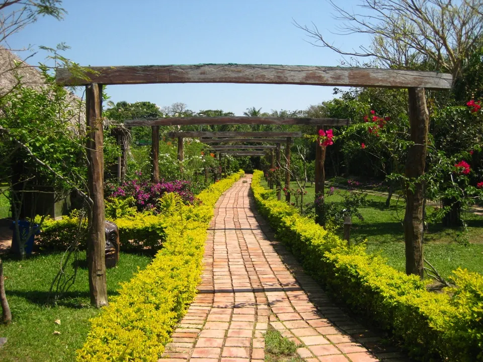 Piscinas naturales y exuberante vegetación tropical en el Biocentro Güembé de Santa Cruz.