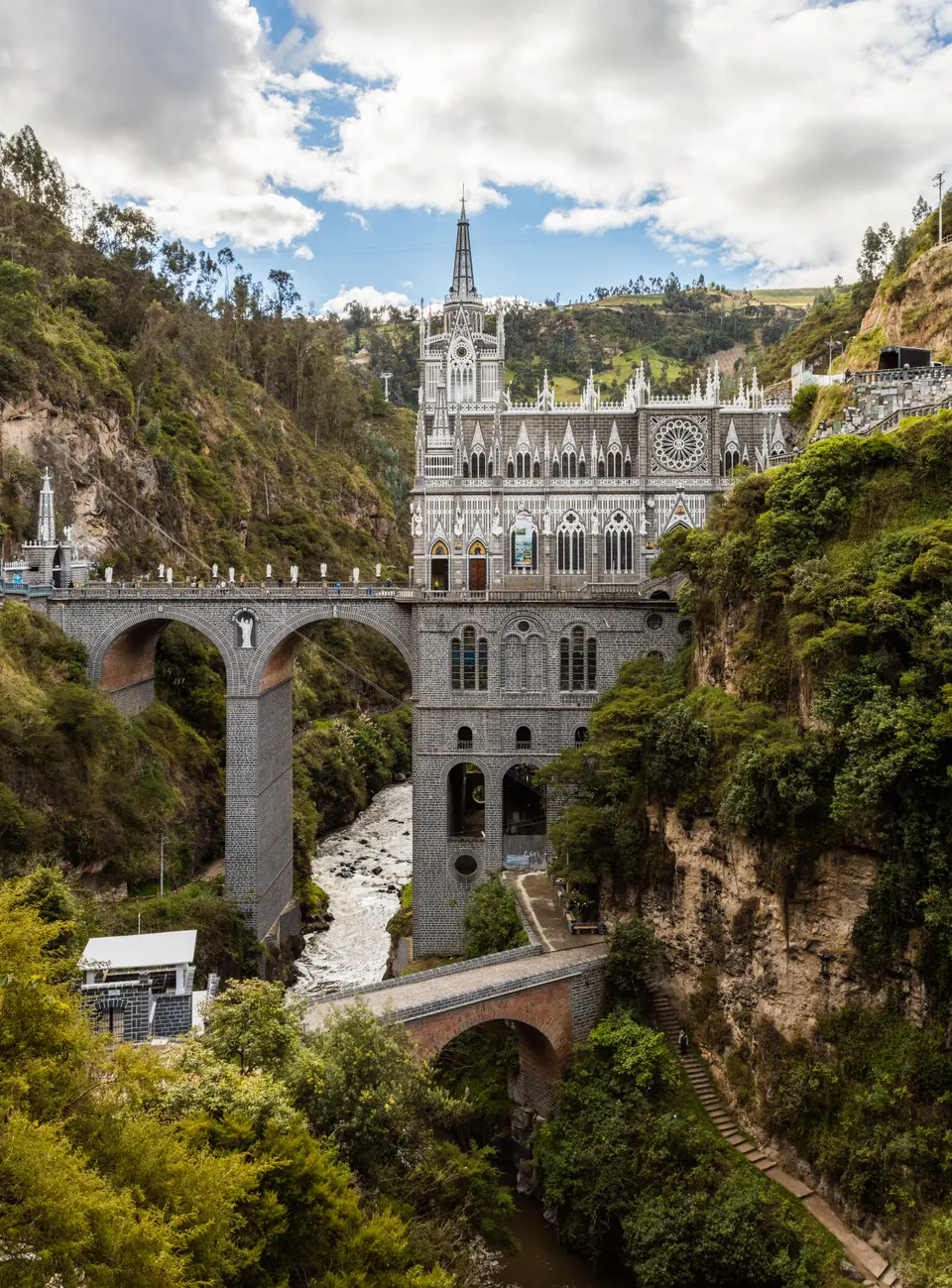 Fachada neogótica del Santuario de Las Lajas construida sobre un puente que cruza el cañón del río Guáitara