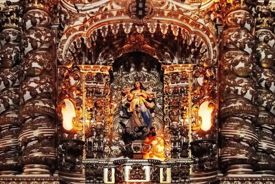 Suntuoso interior barroco cubierto de tallas en pan de oro de la Iglesia de San Francisco en Salvador de Bahía.