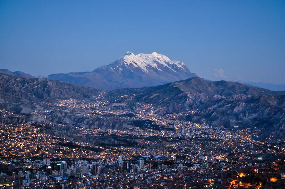 Panorámica de la ciudad de La Paz con el majestuoso nevado Illimani de fondo.