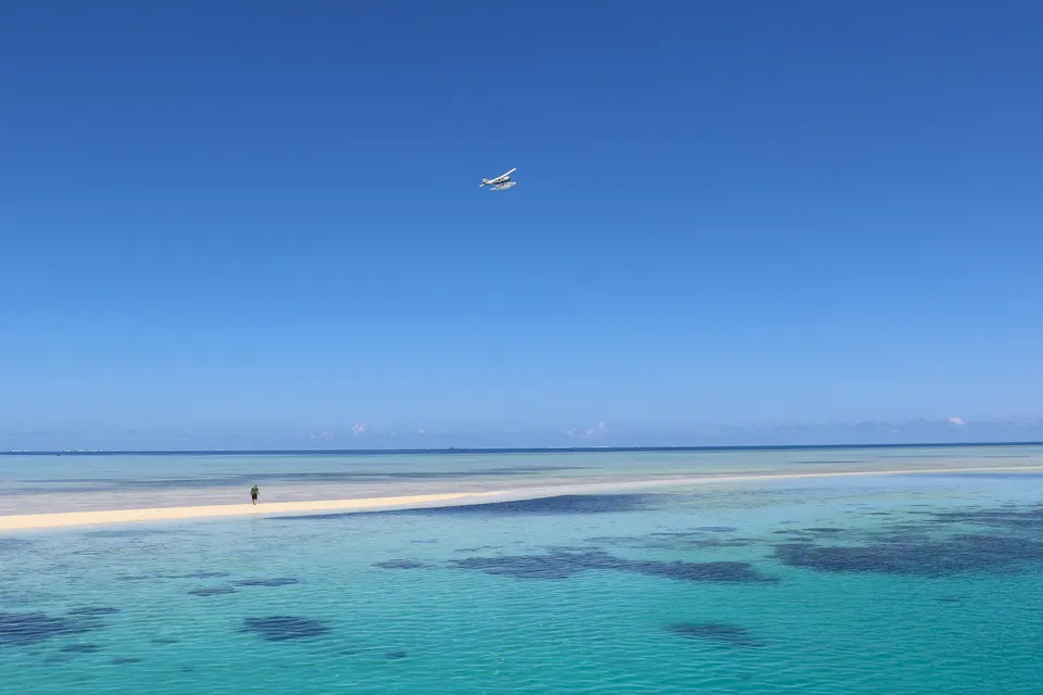Vista aérea de la plataforma de ocio flotante Cloud 9 fondeada sobre el arrecife de coral Ro Ro Reef.