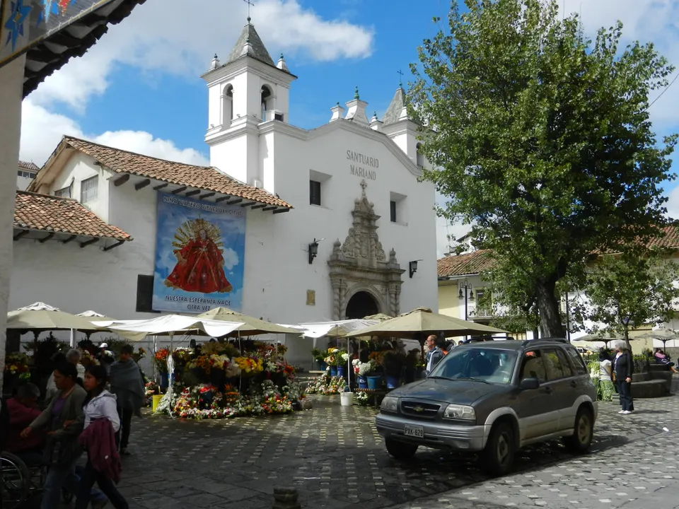 Cvetlični trg pred samostanom v Cuenci en cuenca