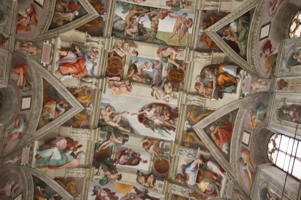 El techo de la Capilla Sixtina, con los frescos de Miguel Ángel.
