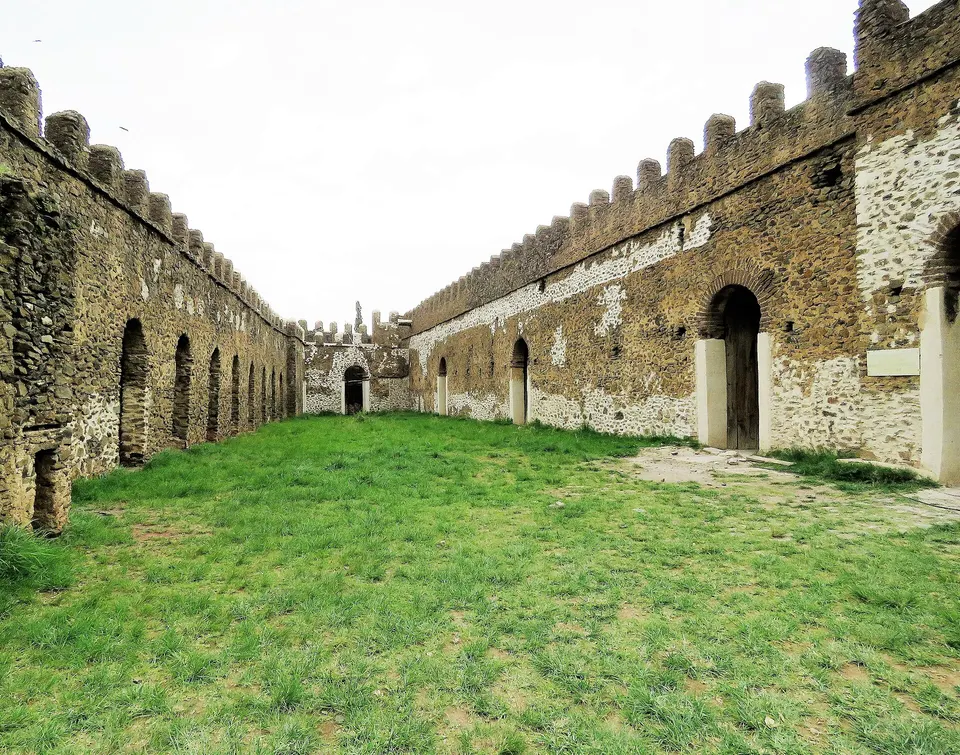Torreones de piedra del castillo del emperador Fasilides en el recinto imperial fortificado de Gondar.
