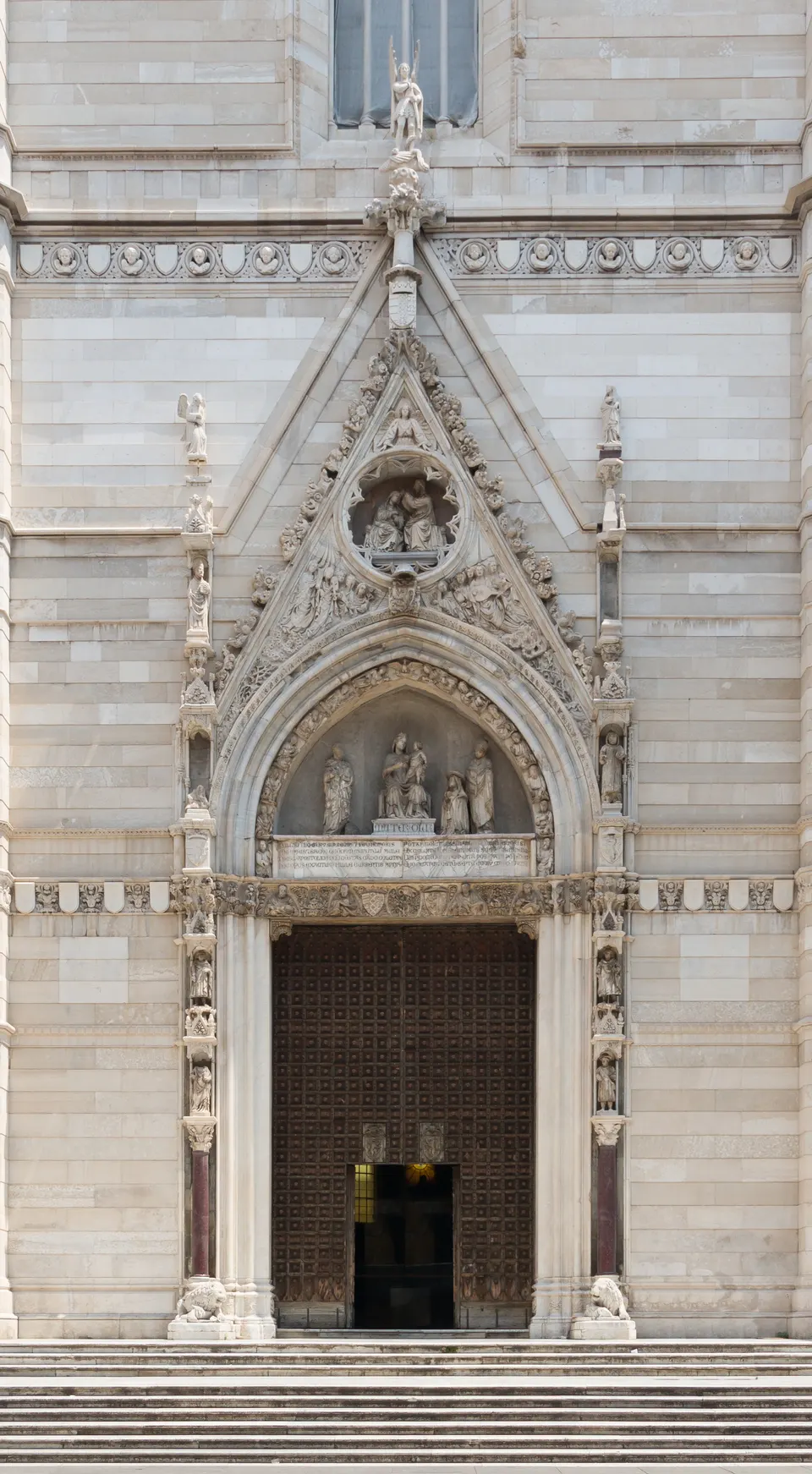 El portal principal del Duomo de Nápoles.