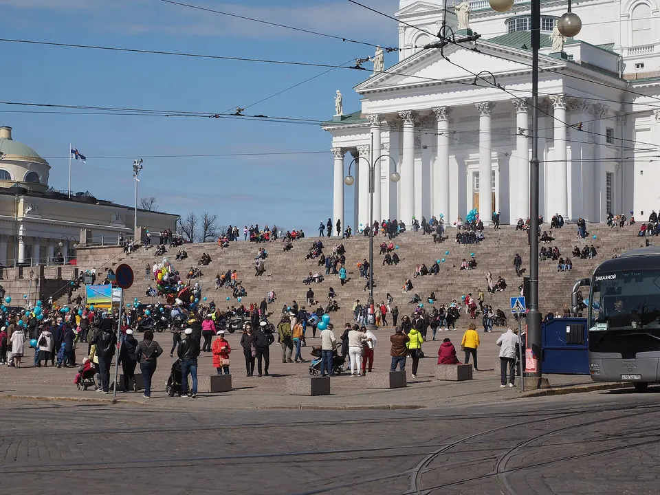 Escalones de piedra y fachada neoclásica de la Catedral de Helsinki de Carl Ludvig Engel.