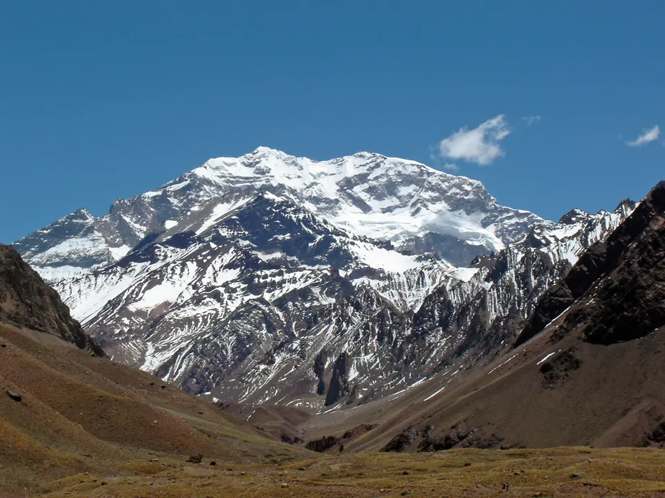 Vista de la pared sur del cerro Aconcagua reflejada cerca de la Laguna de Horcones.