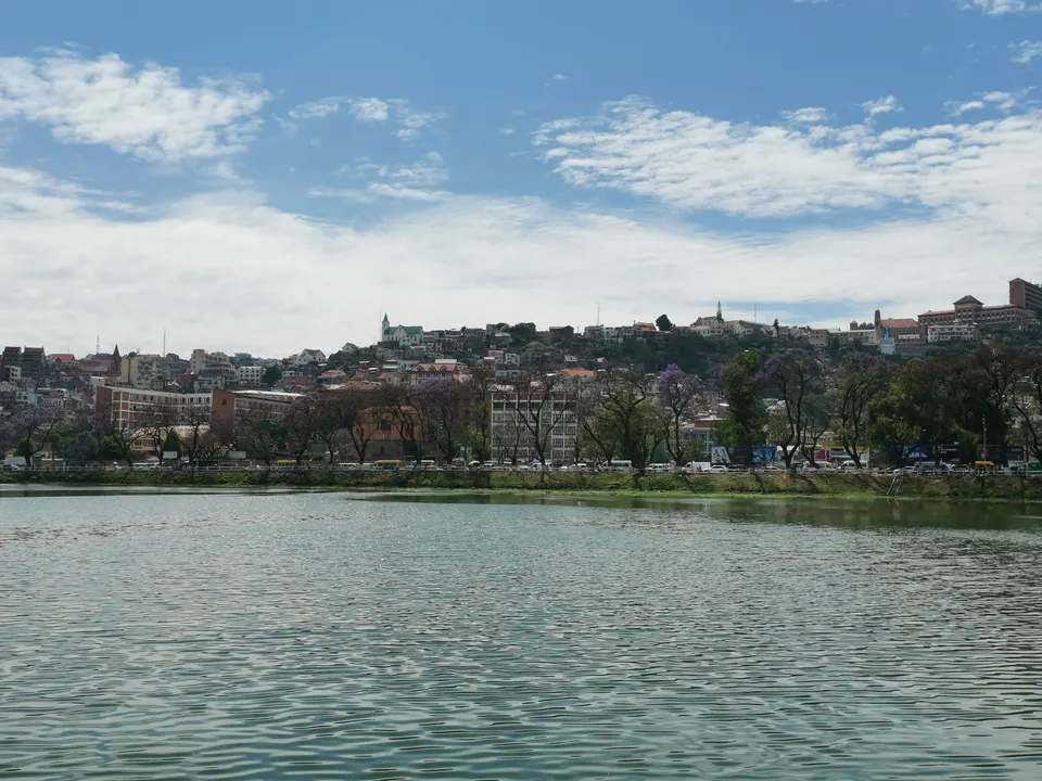 Lago Anosy con la estatua del ángel dorado del Monument aux Morts reflejada en sus aguas.