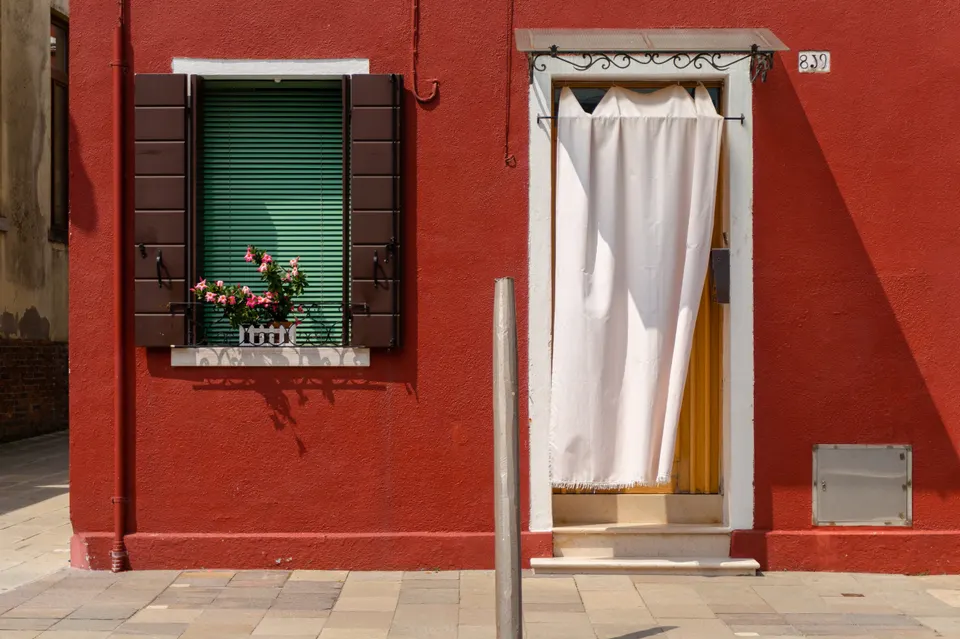 Detalle de una fachada de colores en Burano.