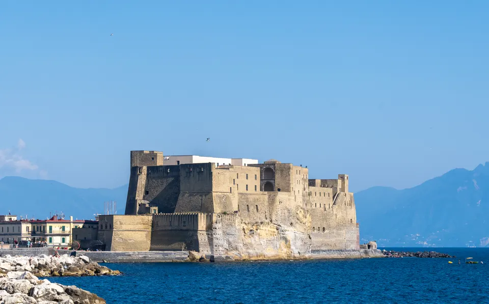 Vista del Castel dell'Ovo desde el mar.