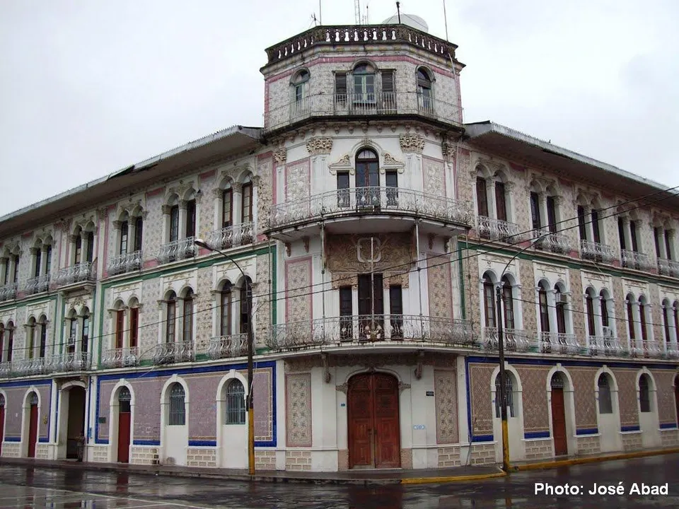 Paseo peatonal arbolado del Malecón Tarapacá con casonas señoriales revestidas de azulejos europeos de la época del caucho