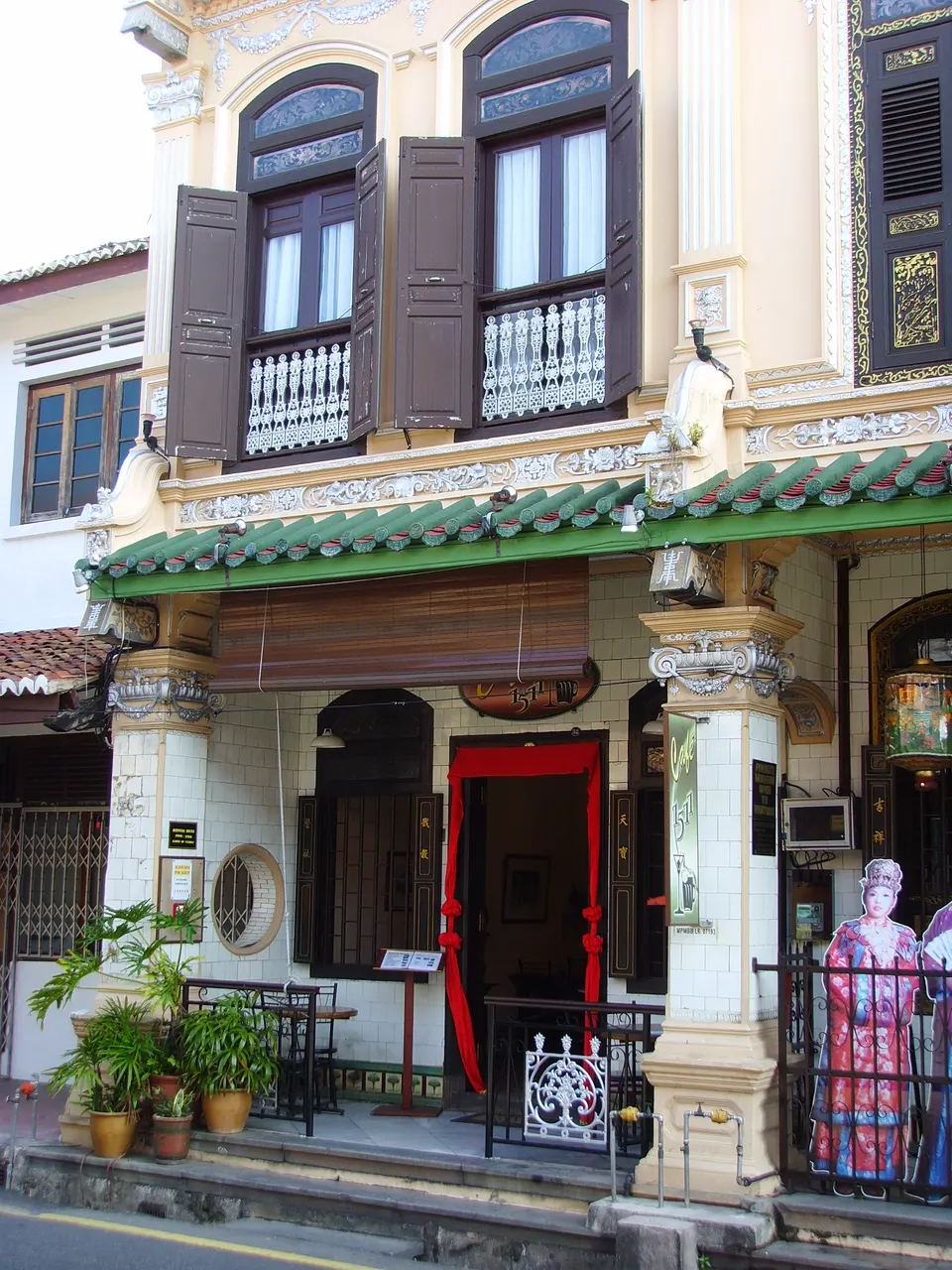 Interiores de mansión señorial peranakan con muebles de palo de rosa incrustados en nácar en Malaca.