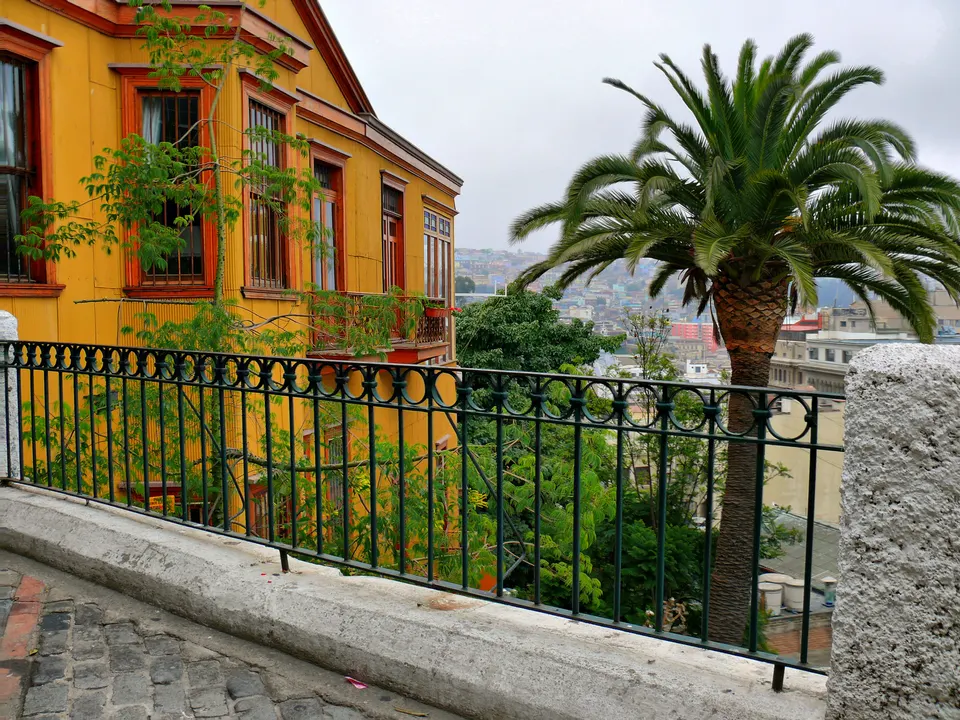 Paseo mirador peatonal frente a la bahía en el Cerro Concepción de Valparaíso.